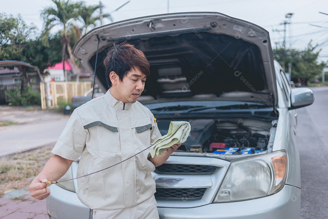 Homem jovem mecânico arrumado carro automóvel