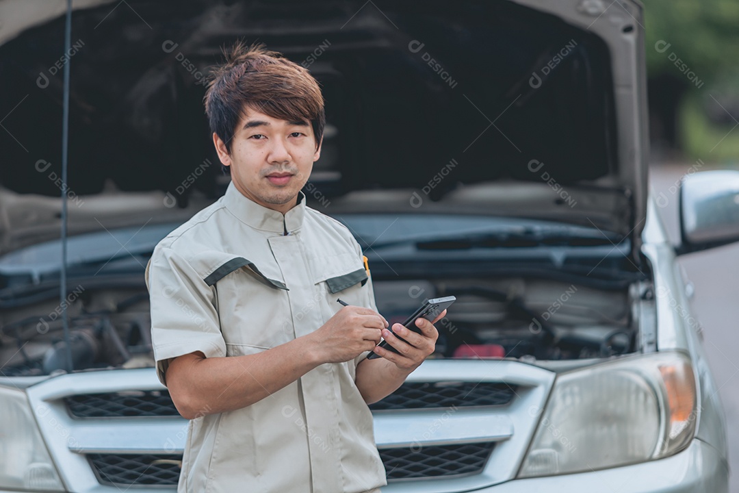 Homem jovem mecânico arrumado carro automóvel
