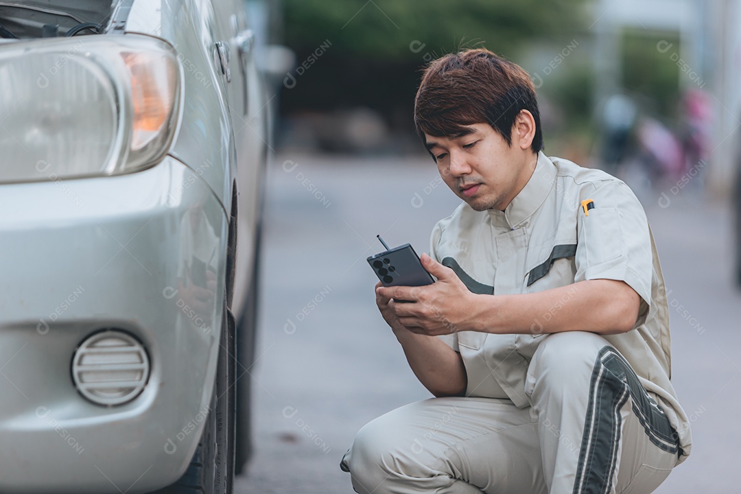 Homem jovem mecânico arrumado carro automóvel