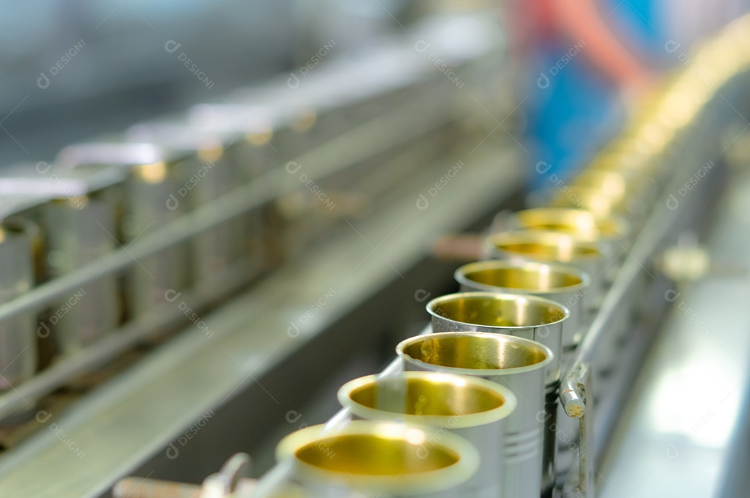 Fábrica de conservas de peixe. Indústria alimentícia. Sardinhas em molho de tomate vermelho