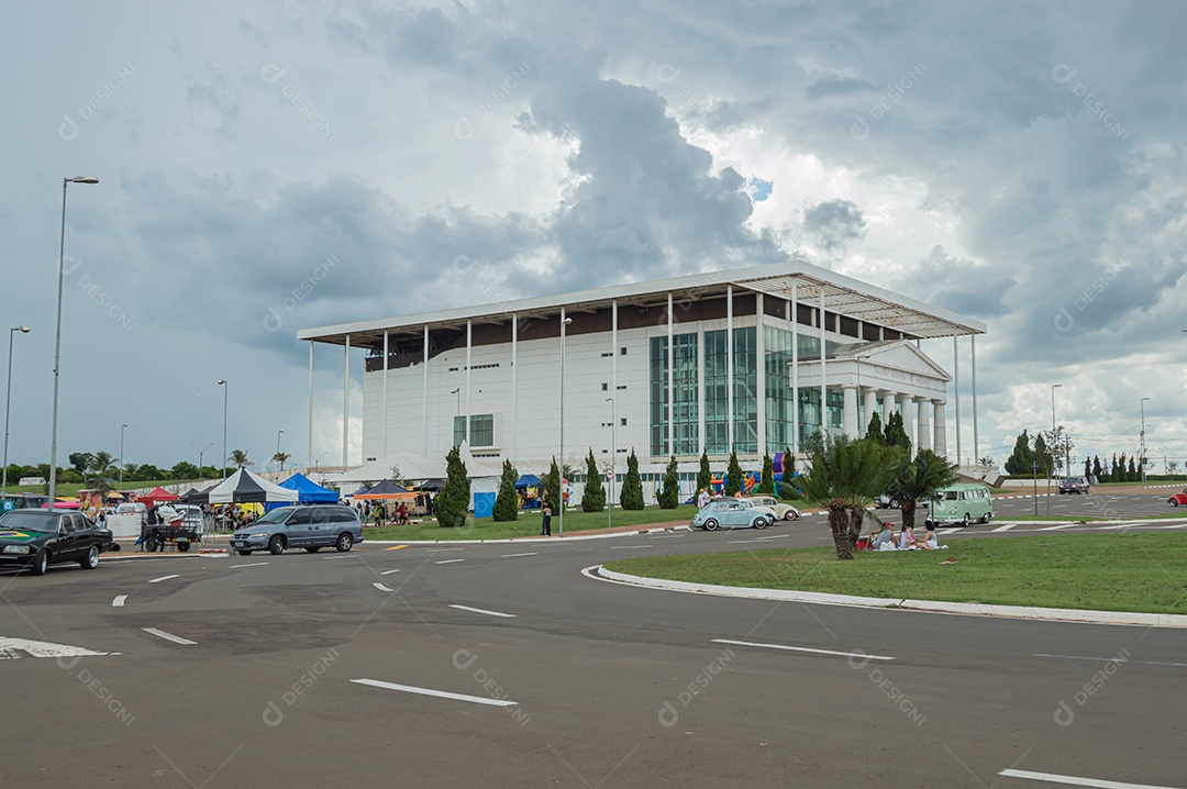 Toda a estrutura do Teatro Municipal de Paulínia em um dia nublado.