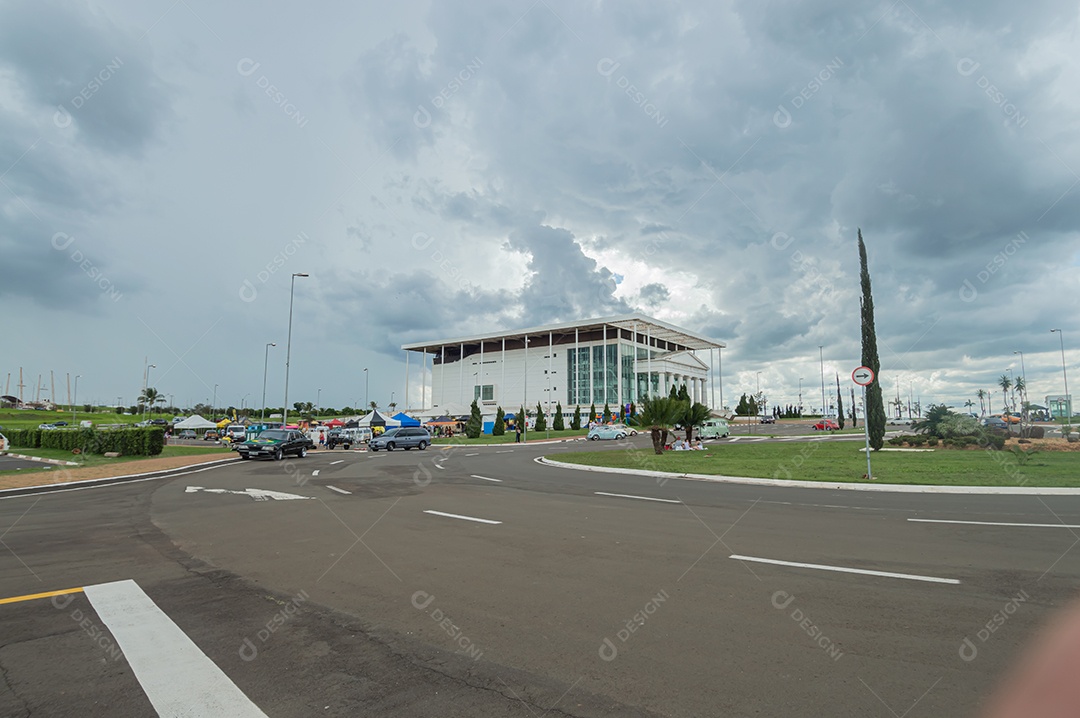 Toda a estrutura do Teatro Municipal de Paulínia em um dia nublado.