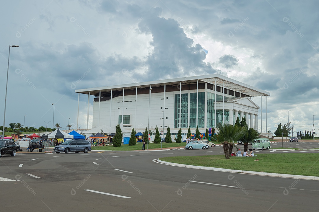 Toda a estrutura do Teatro Municipal de Paulínia em um dia nublado.