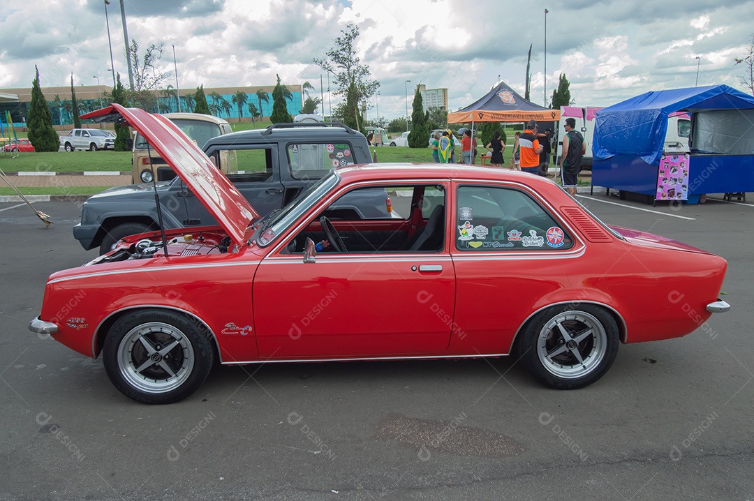 Carros em feira de velhos e tunacars.
