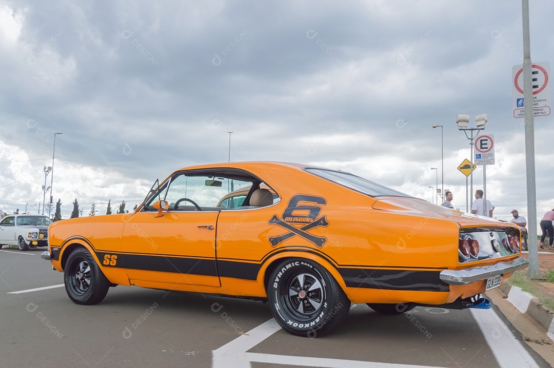 Carros em feira de velhos e tunacars.