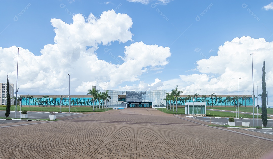 Fotos da Prefeitura de Paulínia- São Paulo toda a estrutura em um dia nublado.