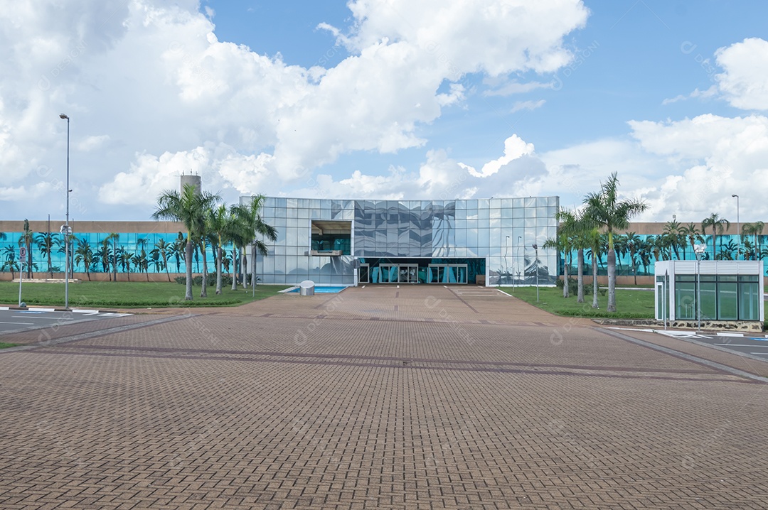 Fotos da Prefeitura de Paulínia- São Paulo toda a estrutura em um dia nublado.