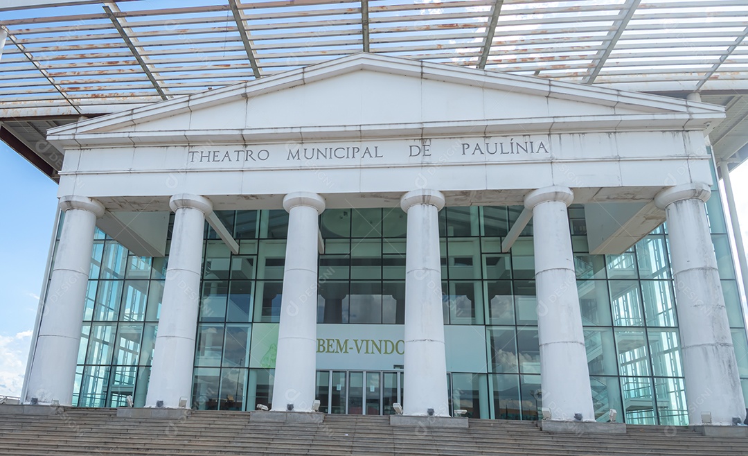 Toda a estrutura do Teatro Municipal de Paulínia em um dia nublado.