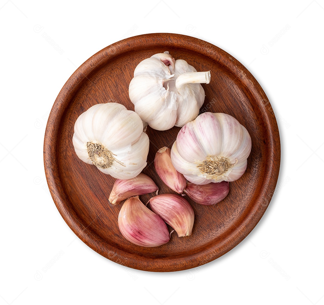 Bulbo de alho e cravo em um prato isolado sobre fundo branco.