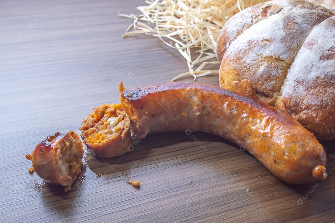 Salsicha de Abóbora feita com Abóbora e Queijo, espaço de cópia à esquerda e luz suave.