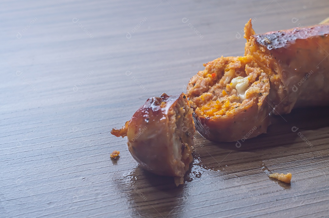 Salsicha de Abóbora feita com Abóbora e Queijo, espaço de cópia à esquerda e luz suave.