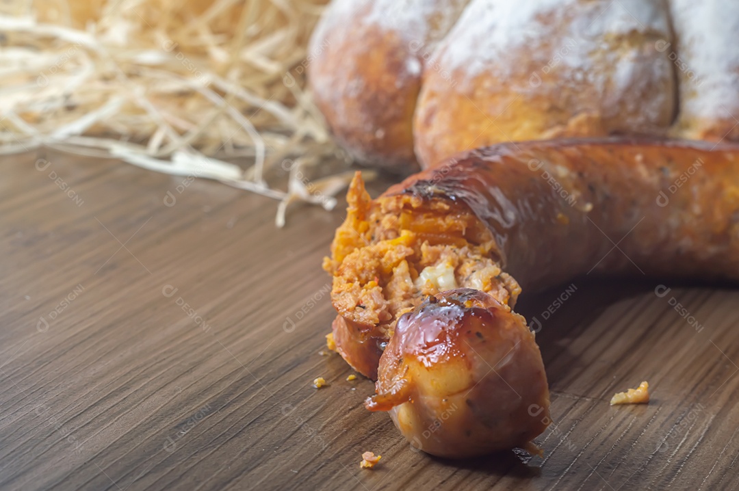 Salsicha de Abóbora feita com Abóbora e Queijo, espaço de cópia à esquerda e luz suave.