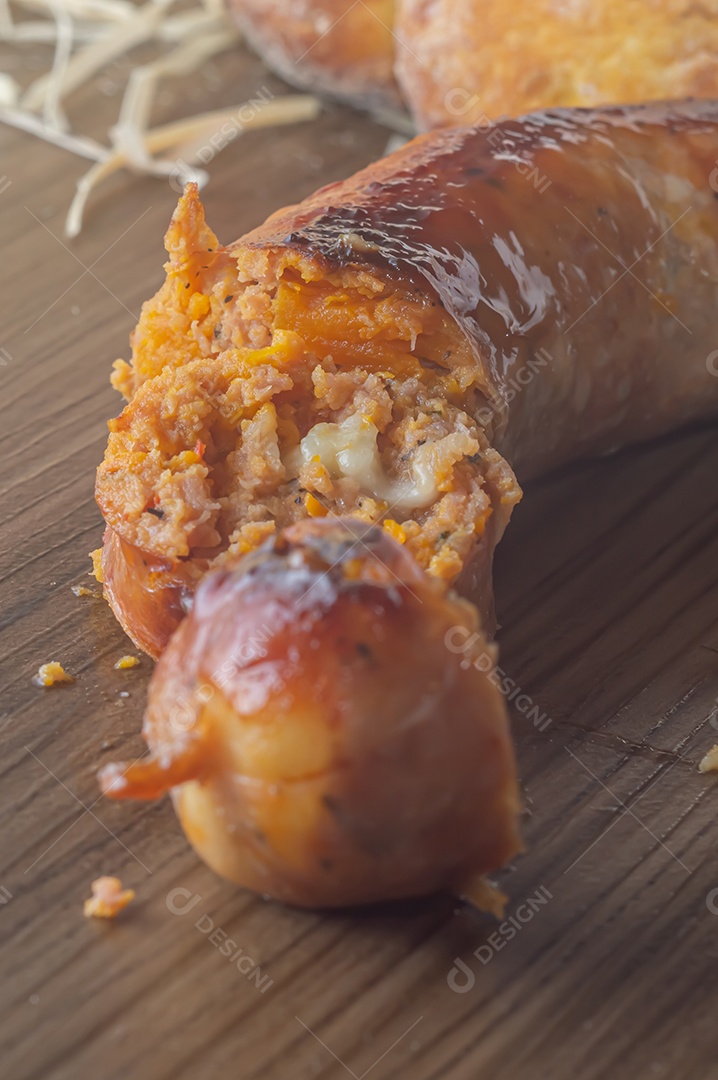 Salsicha de Abóbora feita com Abóbora e Queijo, espaço de cópia à esquerda e luz suave.