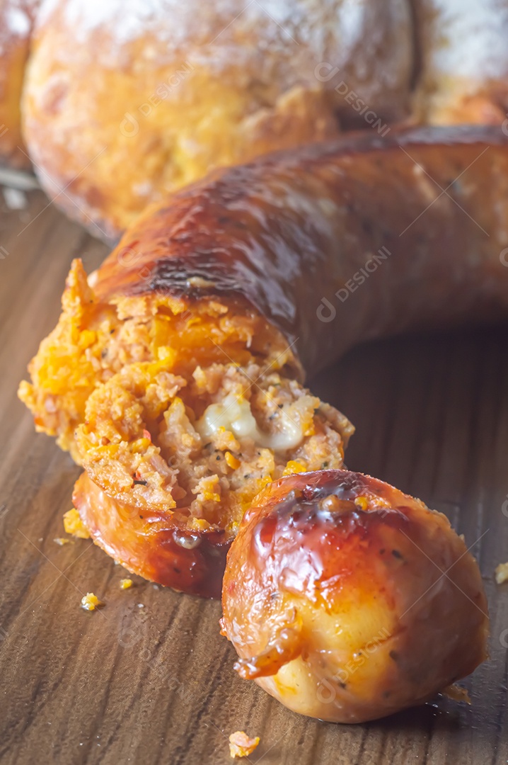 Salsicha de Abóbora feita com Abóbora e Queijo, espaço de cópia à esquerda e luz suave.