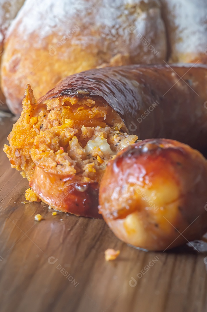 Salsicha de Abóbora feita com Abóbora e Queijo, espaço de cópia à esquerda e luz suave.