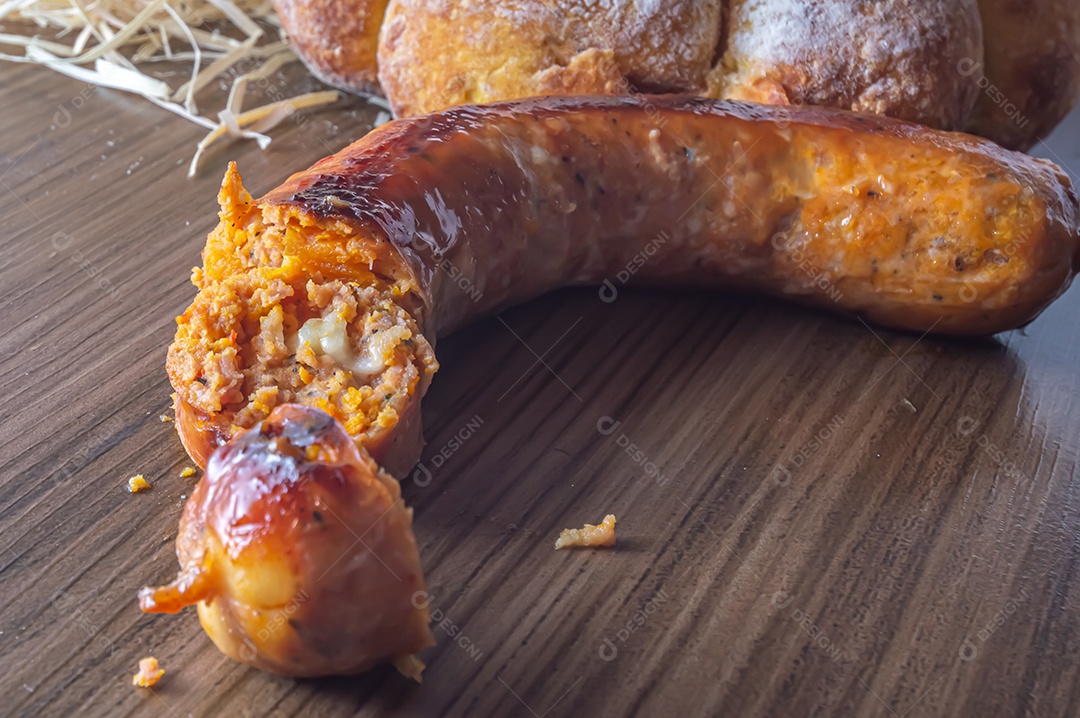 Salsicha de Abóbora feita com Abóbora e Queijo, espaço de cópia à esquerda e luz suave.