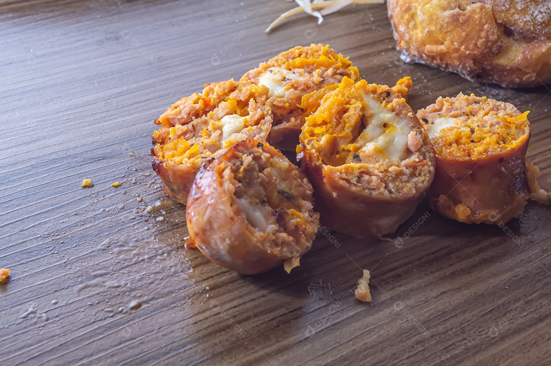 Salsicha de Abóbora feita com Abóbora e Queijo, espaço de cópia à esquerda e luz suave.