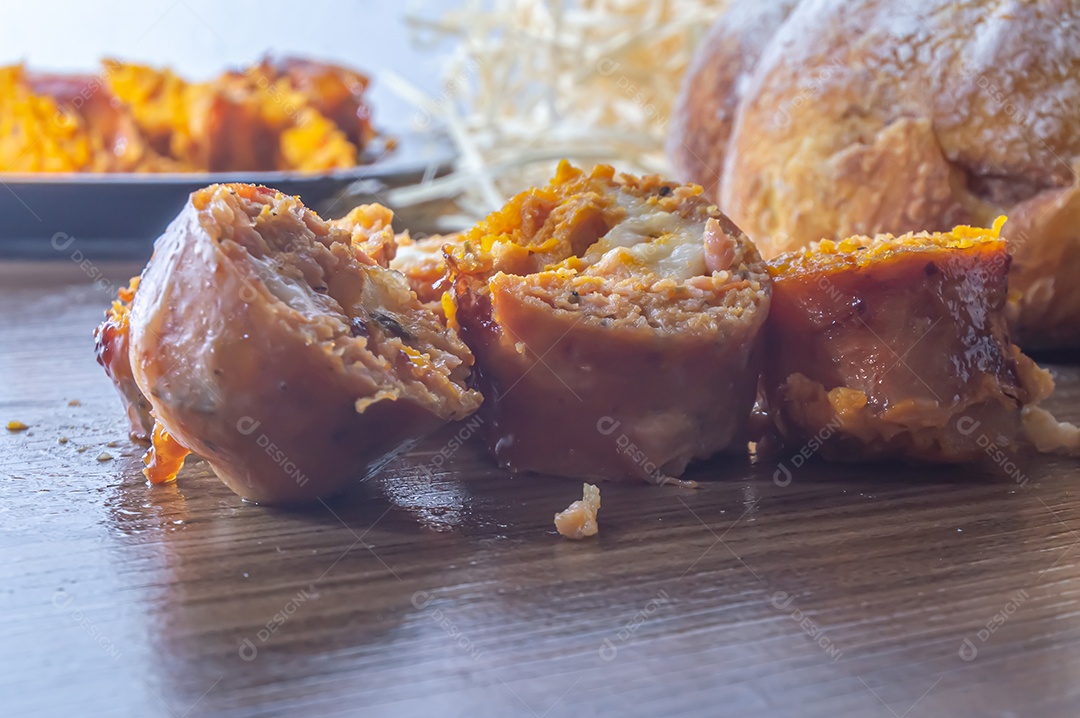 Salsicha de Abóbora feita com Abóbora e Queijo, espaço de cópia à esquerda e luz suave.
