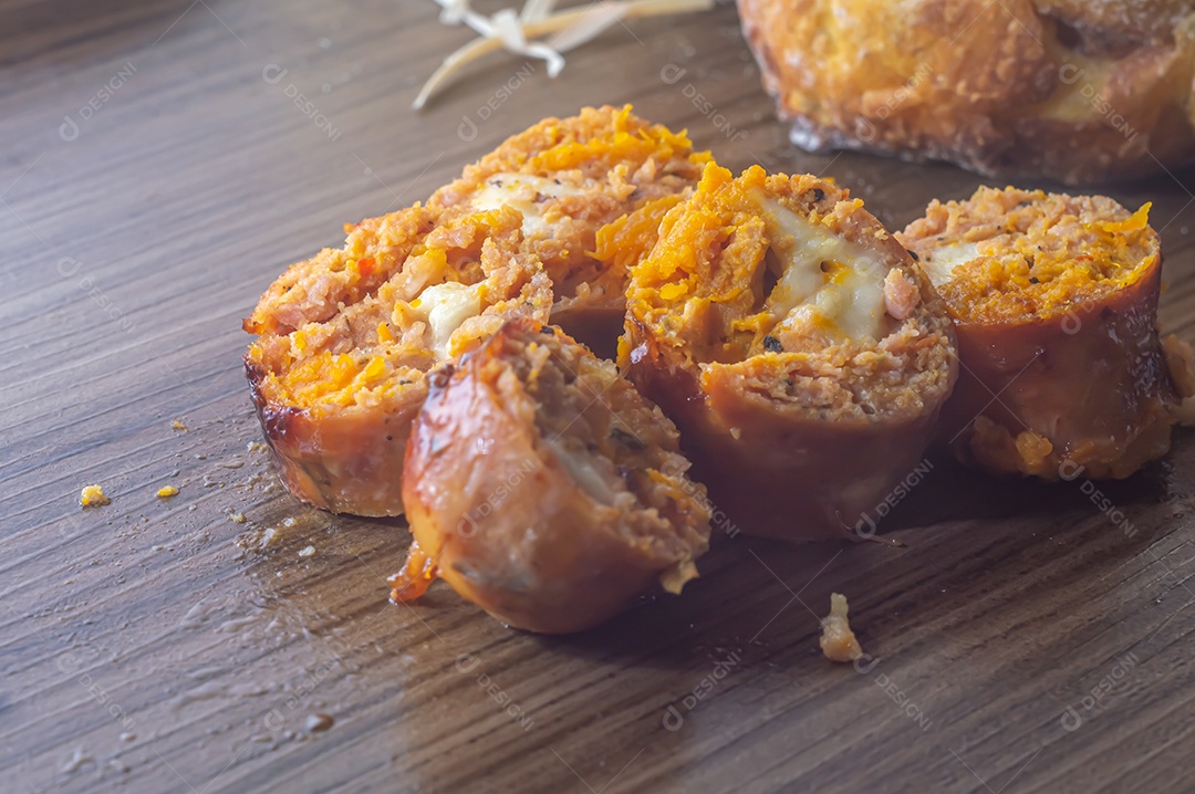 Salsicha de Abóbora feita com Abóbora e Queijo, espaço de cópia à esquerda e luz suave.