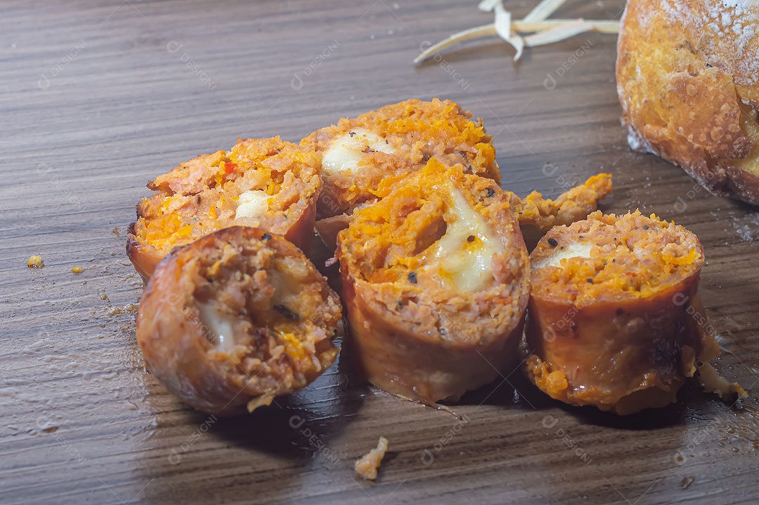 Salsicha de Abóbora feita com Abóbora e Queijo, espaço de cópia à esquerda e luz suave.