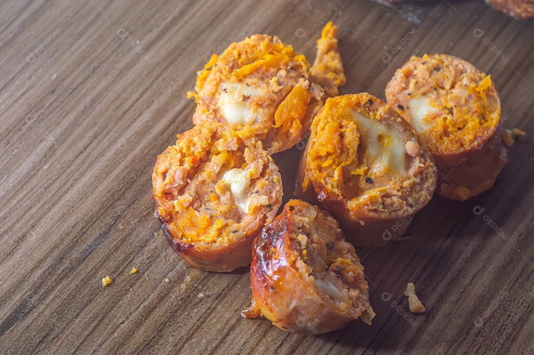 Salsicha de Abóbora feita com Abóbora e Queijo, espaço de cópia à esquerda e luz suave.