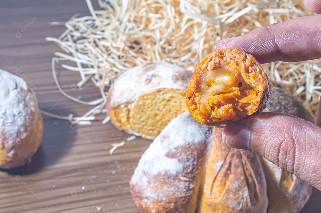Salsicha de Abóbora feita com Abóbora e Queijo, espaço de cópia à esquerda e luz suave.