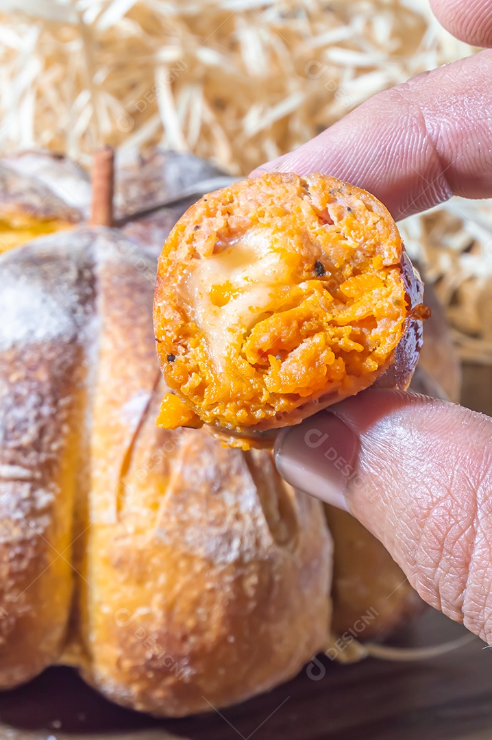 Salsicha de Abóbora feita com Abóbora e Queijo, espaço de cópia à esquerda e luz suave.