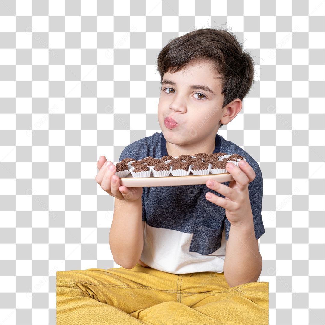 Menino Com Prato Cheio De Brigadeiros PNG Transparente