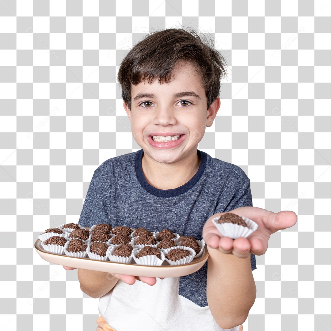 Menino Feliz Com Prato Cheio De Brigadeiros PNG Transparente