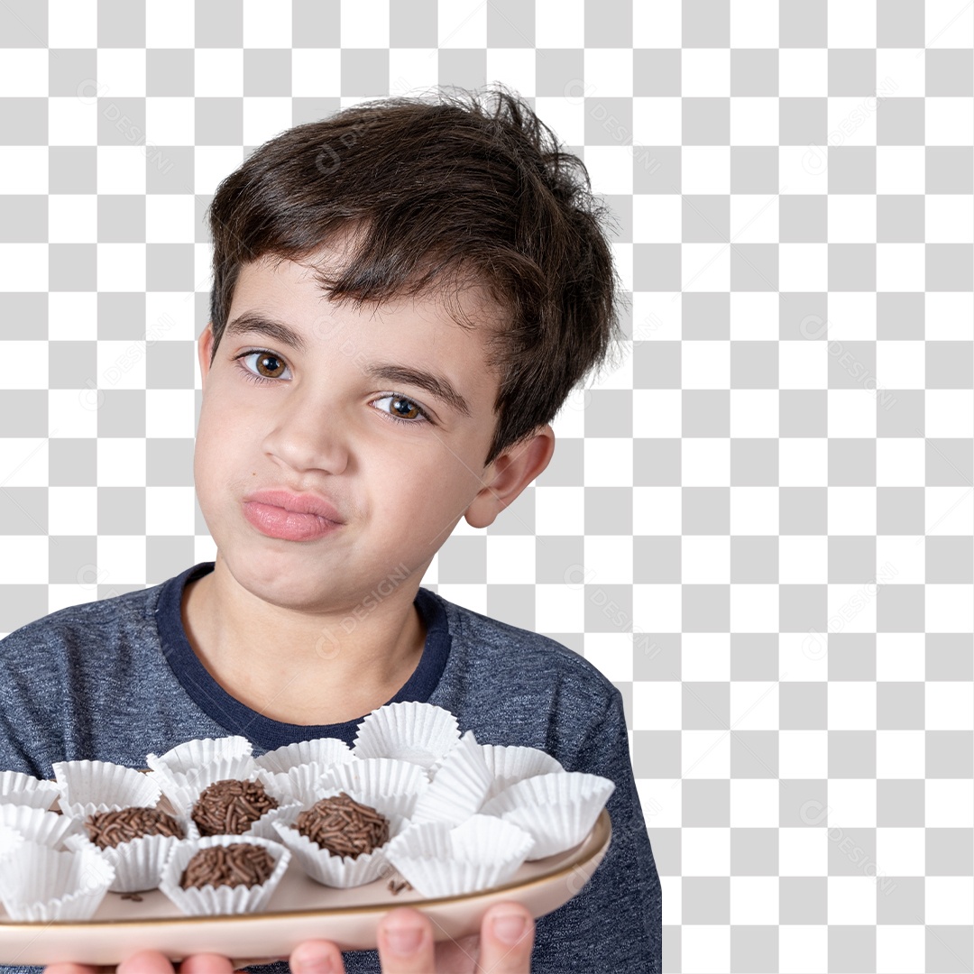 Menino Feliz Com Prato Cheio De Brigadeiros PNG Transparente