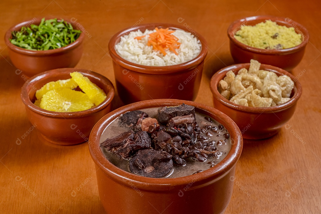 Feijoada brasileira. Comida feita com feijão preto, carne de porco e linguiça