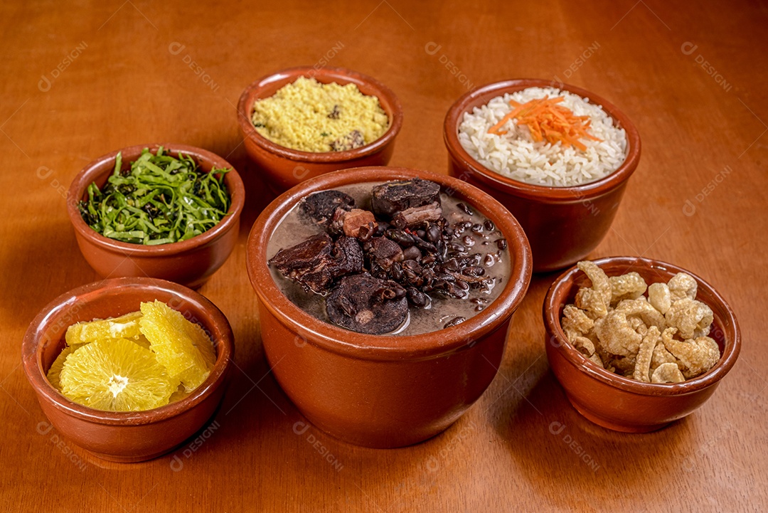 Feijoada brasileira. Comida feita com feijão preto, carne de porco e linguiça