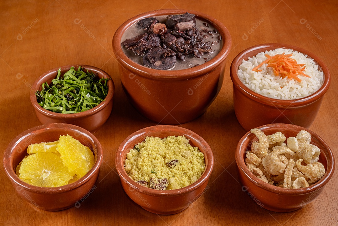 Feijoada brasileira. Comida feita com feijão preto, carne de porco e linguiça