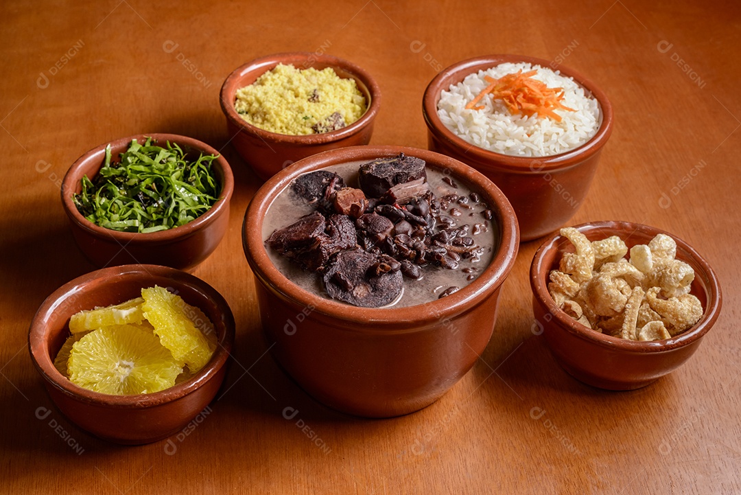 Feijoada brasileira. Comida feita com feijão preto, carne de porco e linguiça