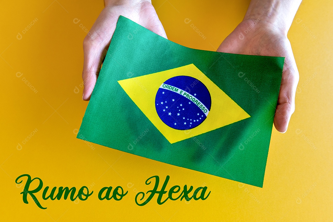 Mãos segurando a bandeira brasileira, 7 de setembro, Independência do Brasil