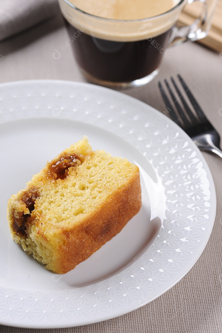 Bolo de milho brasileiro feito com um tipo de farinha de milho (Fuba) Bolo de Fubá, foco seletivo