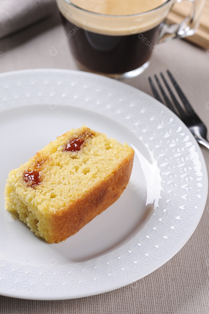 Bolo de milho brasileiro feito com um tipo de farinha de milho (Fuba) Bolo de Fubá, foco seletivo