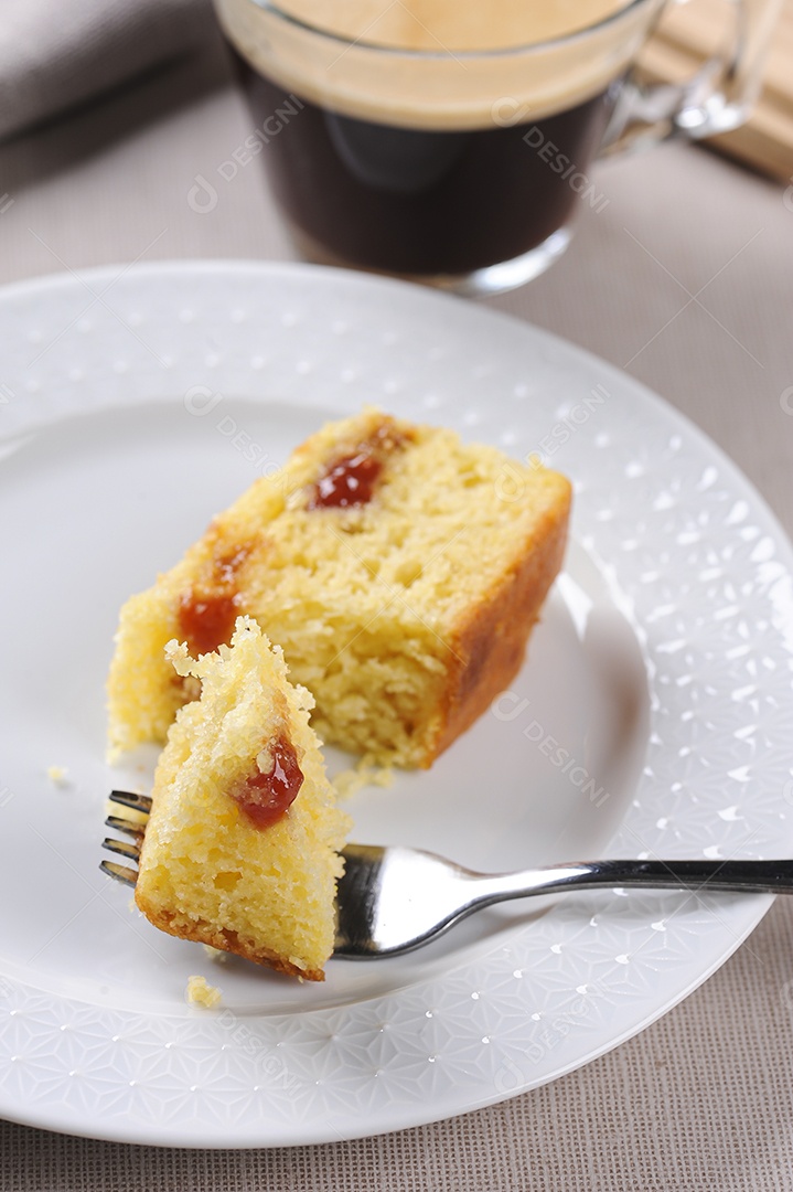Bolo de milho brasileiro feito com um tipo de farinha de milho (Fuba) Bolo de Fubá, foco seletivo