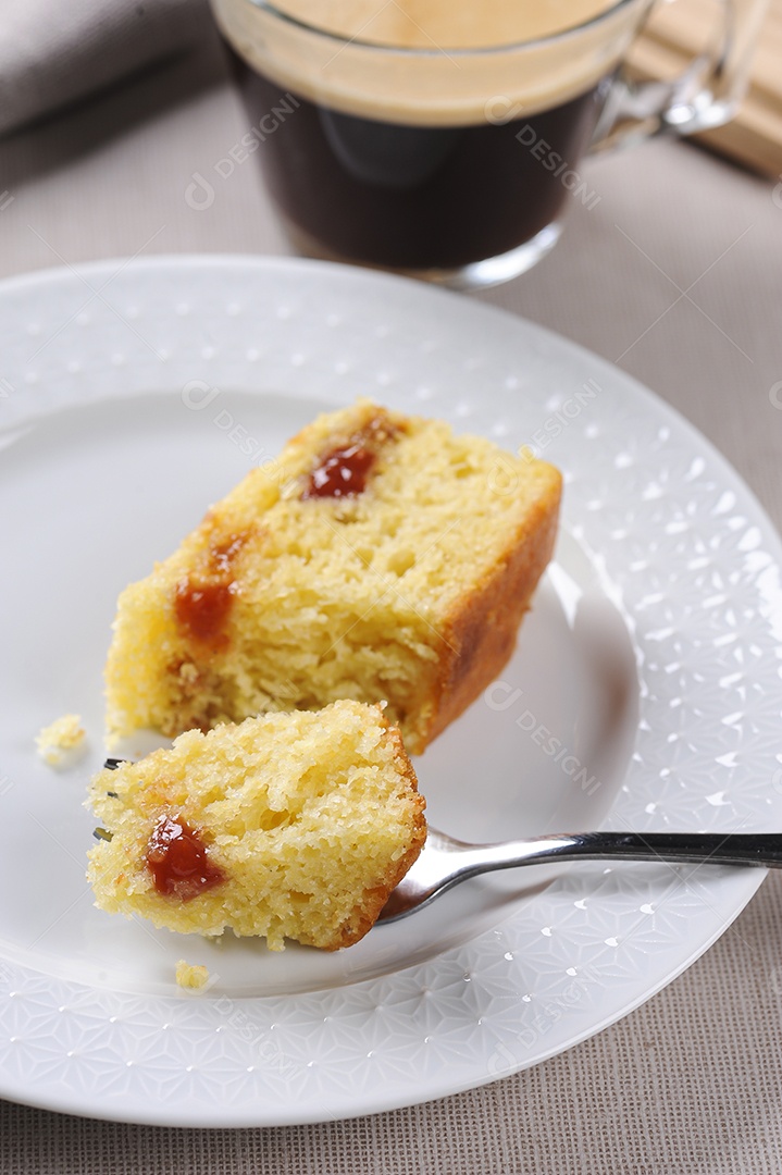 Bolo de milho brasileiro feito com um tipo de farinha de milho (Fuba) Bolo de Fubá, foco seletivo