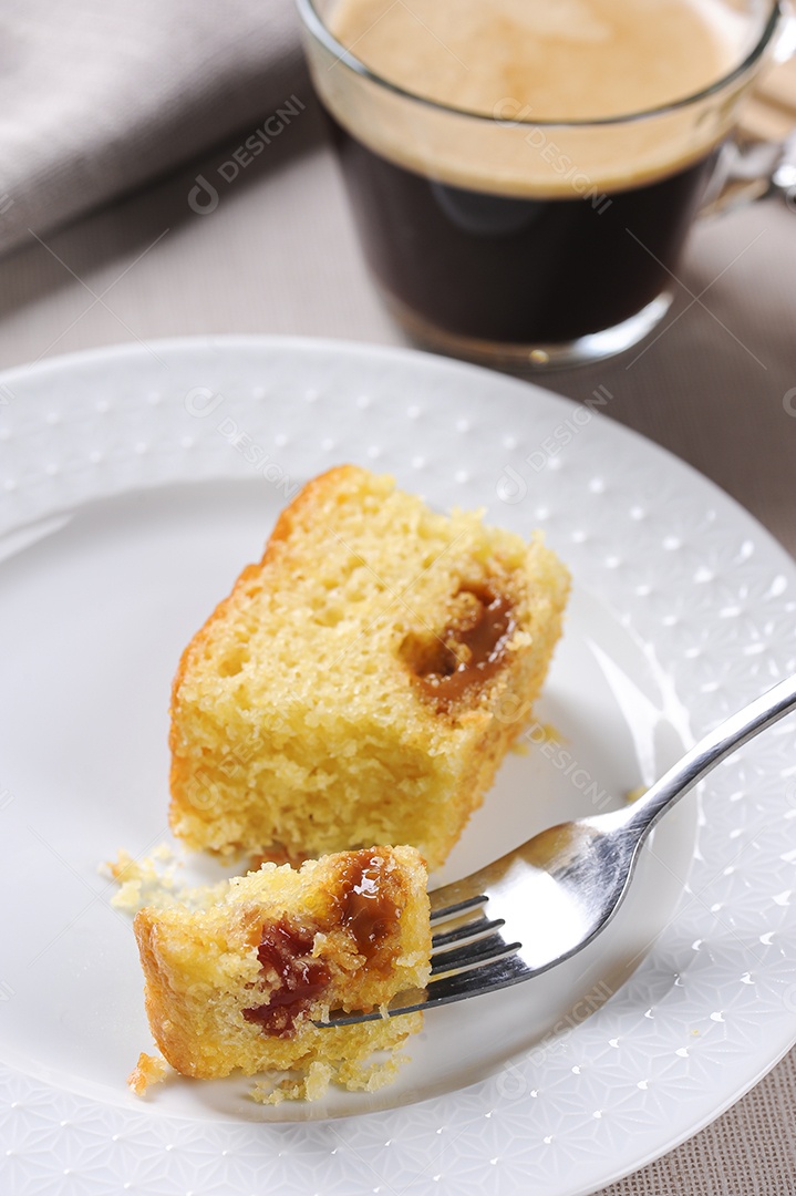 Bolo de milho brasileiro feito com um tipo de farinha de milho (Fuba) Bolo de Fubá, foco seletivo