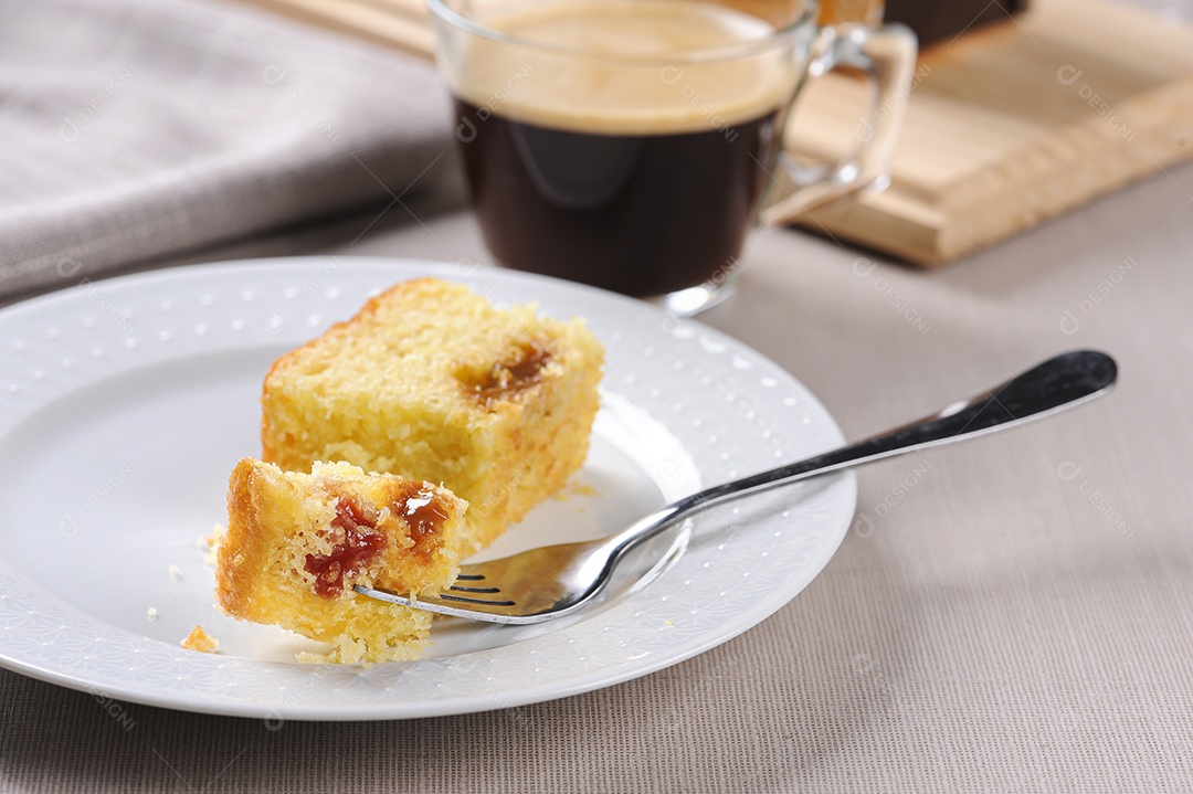 Bolo de milho brasileiro feito com um tipo de farinha de milho (Fuba) Bolo de Fubá, foco seletivo