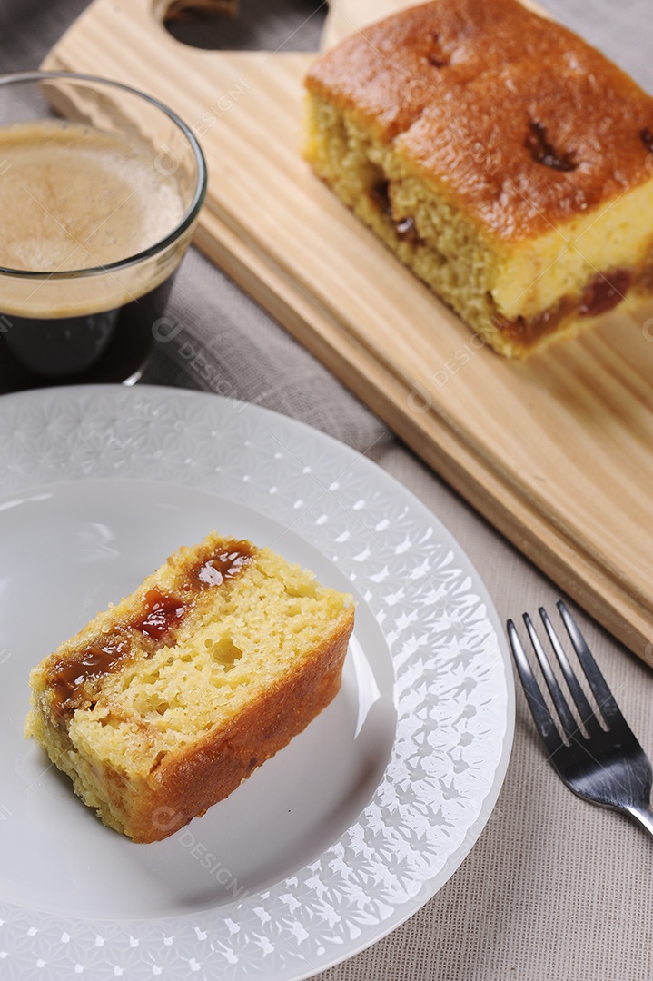 Bolo de milho brasileiro feito com um tipo de farinha de milho (Fuba) Bolo de Fubá, foco seletivo