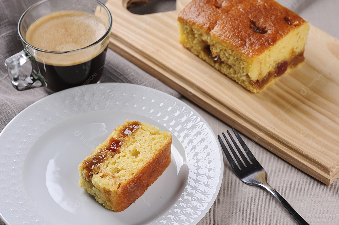 Bolo de milho brasileiro feito com um tipo de farinha de milho (Fuba) Bolo de Fubá, foco seletivo