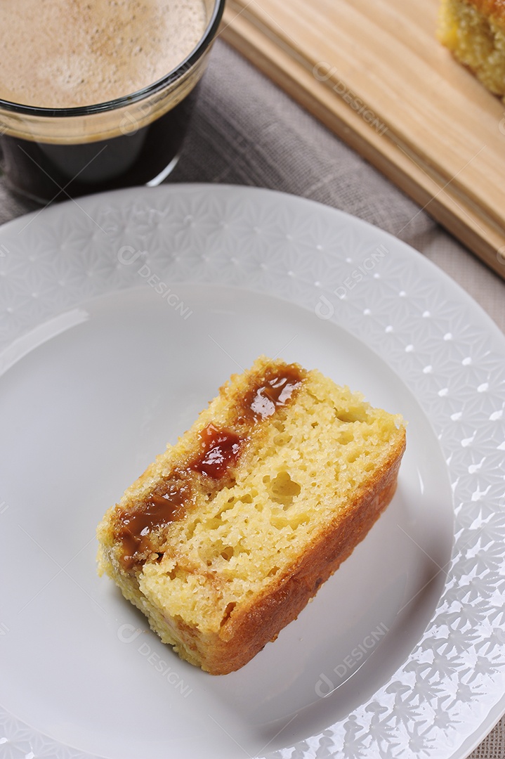 Bolo de milho brasileiro feito com um tipo de farinha de milho (Fuba) Bolo de Fubá, foco seletivo