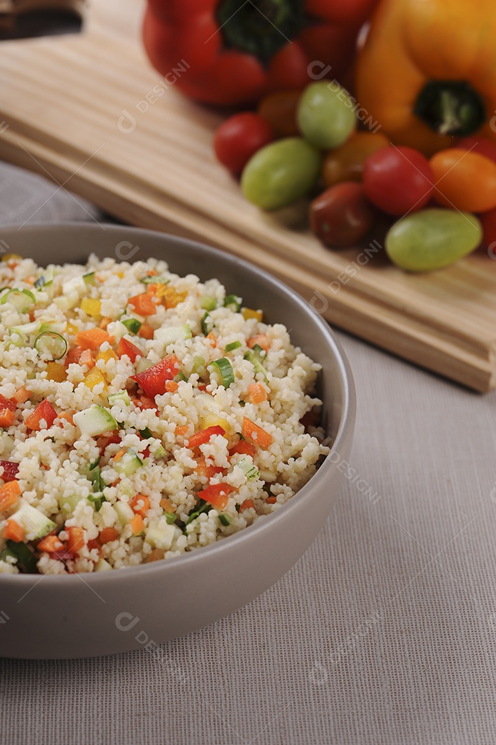 Cuscuz com legumes em uma tigela rústica. Cuscuz marroquino.