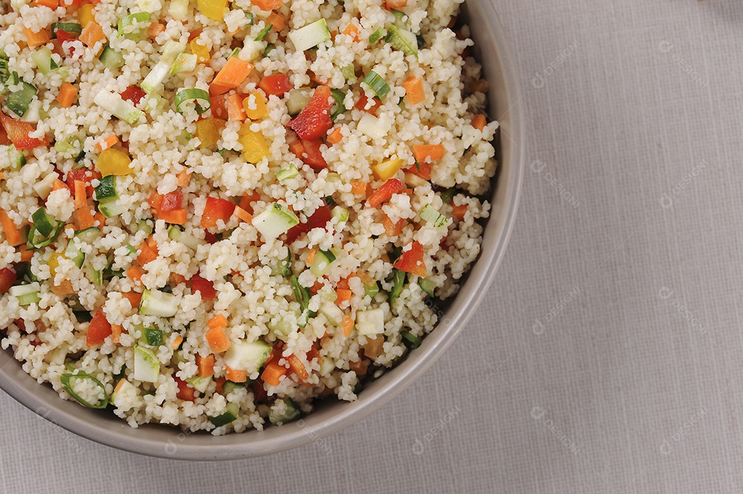 Cuscuz com legumes em uma tigela rústica. Cuscuz marroquino.