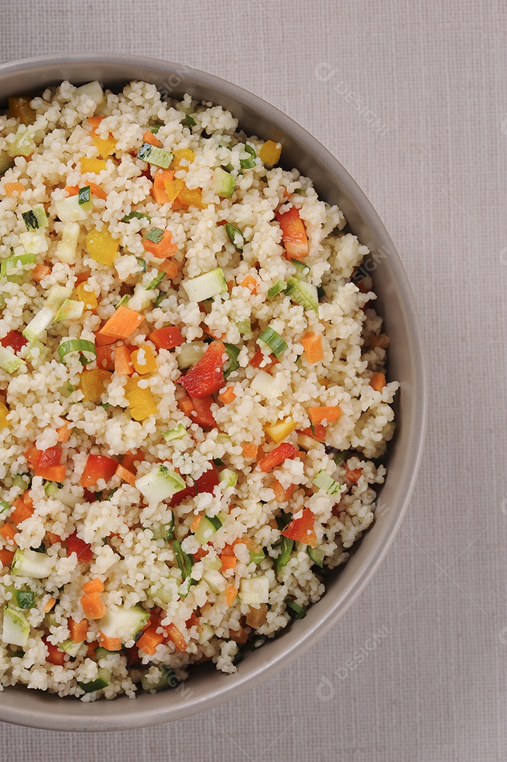 Cuscuz com legumes em uma tigela rústica. Cuscuz marroquino.