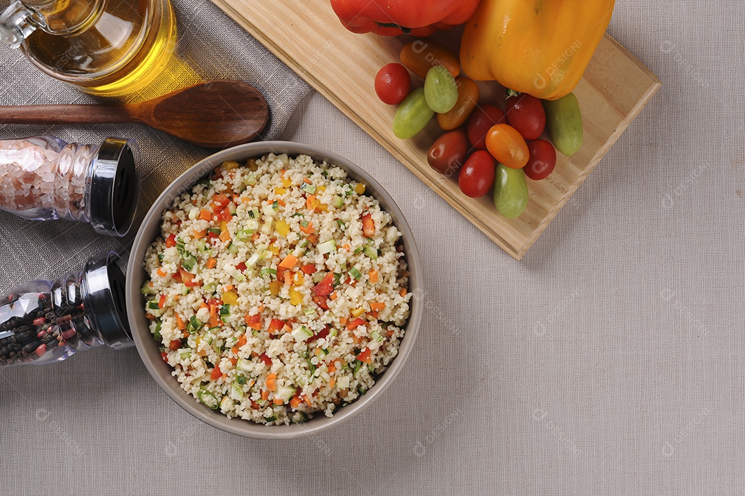 Cuscuz com legumes em uma tigela rústica. Cuscuz marroquino.