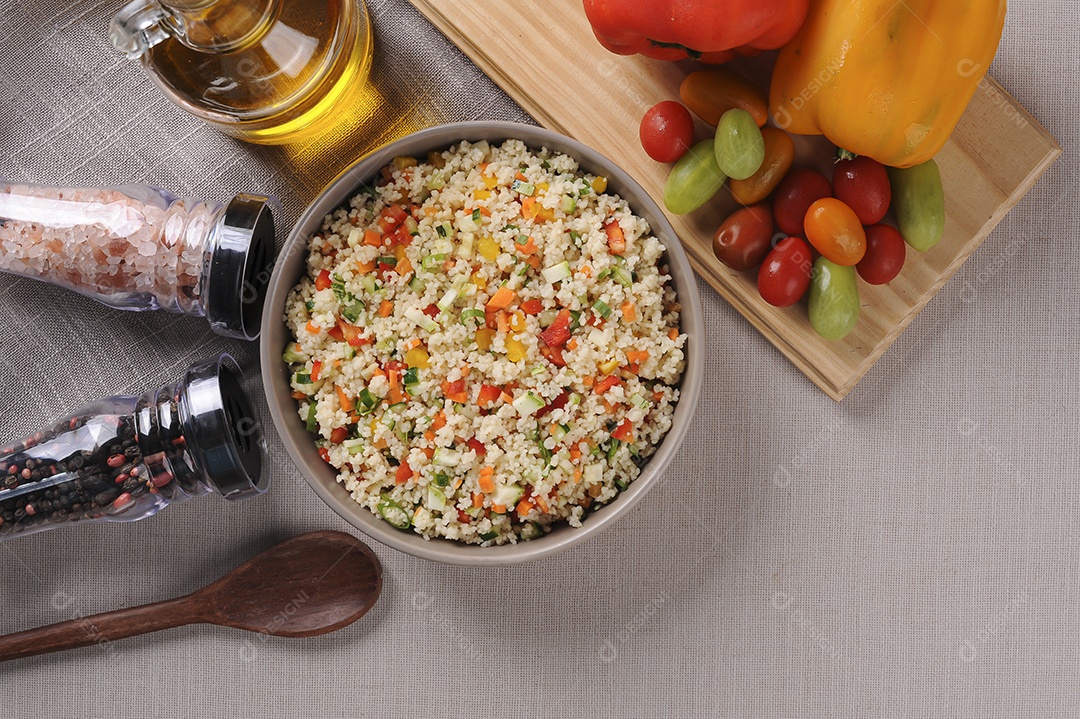 Cuscuz com legumes em uma tigela rústica. Cuscuz marroquino.