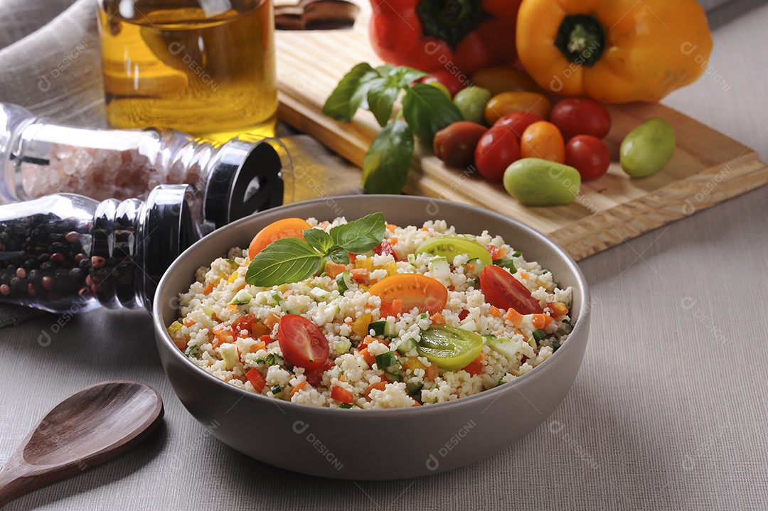 Cuscuz com legumes em uma tigela rústica. Cuscuz marroquino.